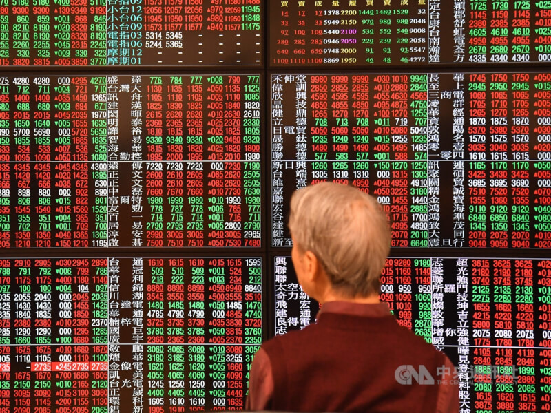 台股17日盤中一度勁揚132點,最高至18535.42點。(中央社檔案照片)