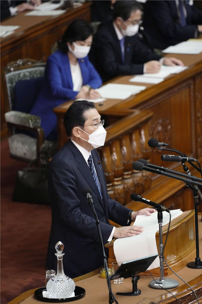 日本首相岸田文雄(前)17日發表上任後首次施政方針演說,他提及日本與中國建交50週年,盼與中國建立安定的關係。(共同社)