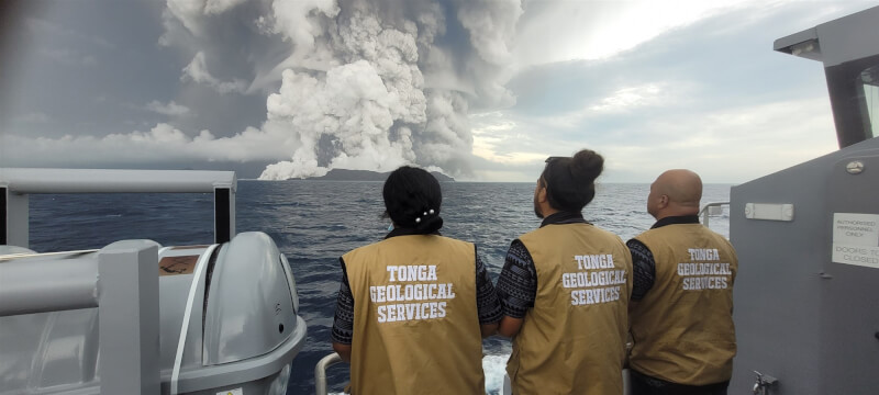 南太平洋島國東加15日海底火山噴發,澳洲專家推測可能是火山岩漿帶有氣體及大量水蒸氣瞬間受壓,造成強大的噴發威力。(圖取自facebook.com/tongageologicalservice)