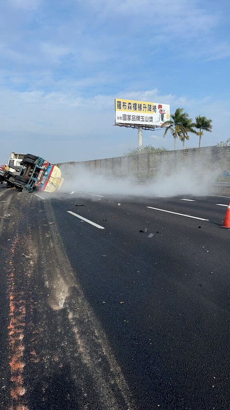 一輛裝載鹽酸槽車17日下午行經國道1號北上241公里處斗南路段時與2輛轎車擦撞,槽車翻覆、鹽酸滲漏到路面。(雲林縣消防局提供)中央社記者姜宜菁傳真 111年1月17日