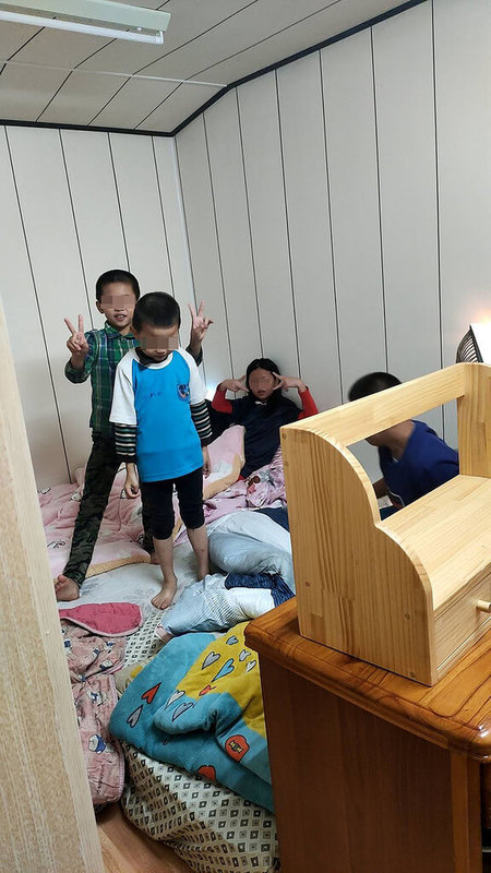 林姓一家10口擠破屋引關心,但踏勘發現林家存款、土地現值不少,是老人家不想修屋,因女童住處環境實在不理想,基於愛護幼童的心,台南市做工行善團仍幫忙改善居住空間,並送來床組、書桌椅等,讓女童開心不已。(民眾提供)中央社記者蕭博陽南投傳真 111年1月17日