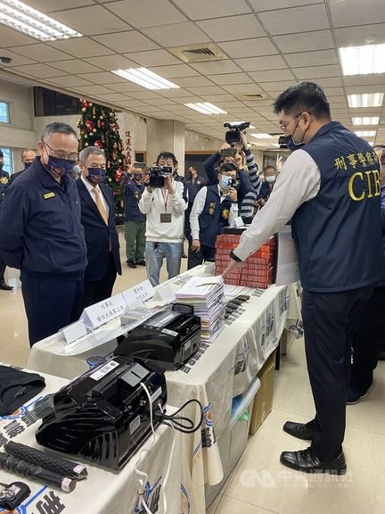 警政署刑事警察局17日召開「掃黑制暴、溯源清側、斷絕金流」記者會,公布去年全國警方掃黑績效,和今年春節前夕的打詐成果,署長陳家欽(左)現場聽取偵辦報告並視察成果。中央社記者黃麗芸攝 111年1月17日