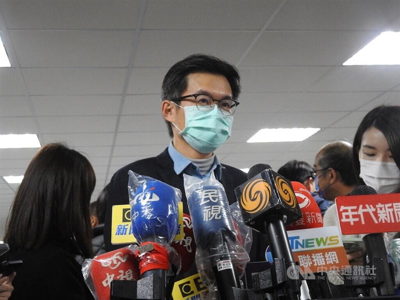 亞東醫院院長邱冠明(中)18日受訪,就護理師感染源問題表示,從目前疫情調查上仍無法判斷這起傳播鏈,須等中央流行疫情指揮中心基因定序後,才知道跟哪個傳播鏈連得上關係。中央社記者王鴻國攝 111年1月18日