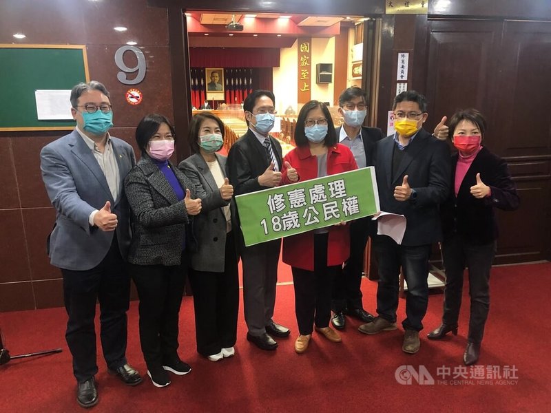 民進黨團、台灣民眾黨團及時代力量黨團18日經討論,決定共提18歲公民權修憲版本。中央社記者王承中攝 111年1月18日