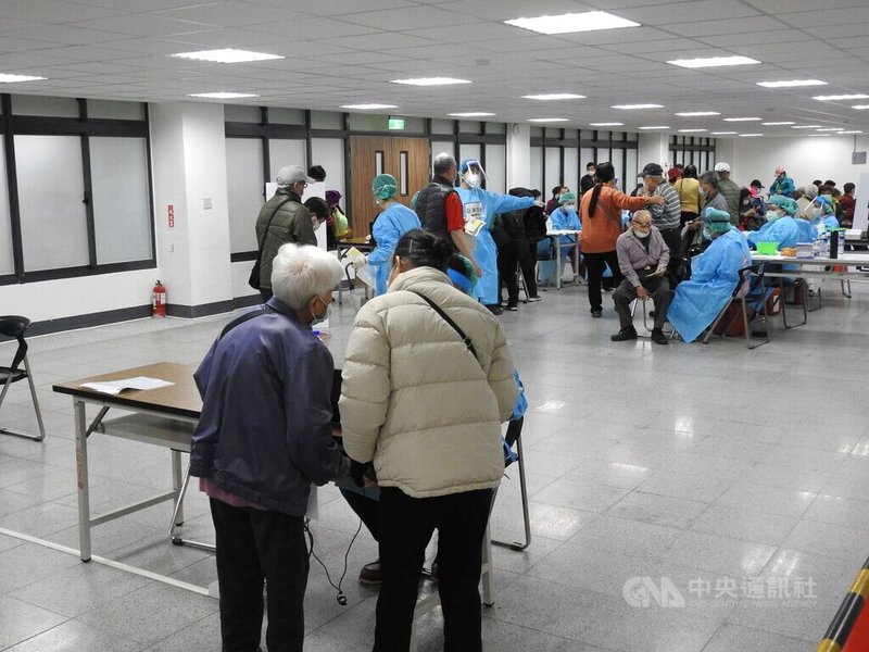 新北市針對全市44萬7000名65歲以上長者展開第3劑接種,18日上午長者踴躍前往施打COVID-19疫苗。中央社記者王鴻國攝 111年1月18日