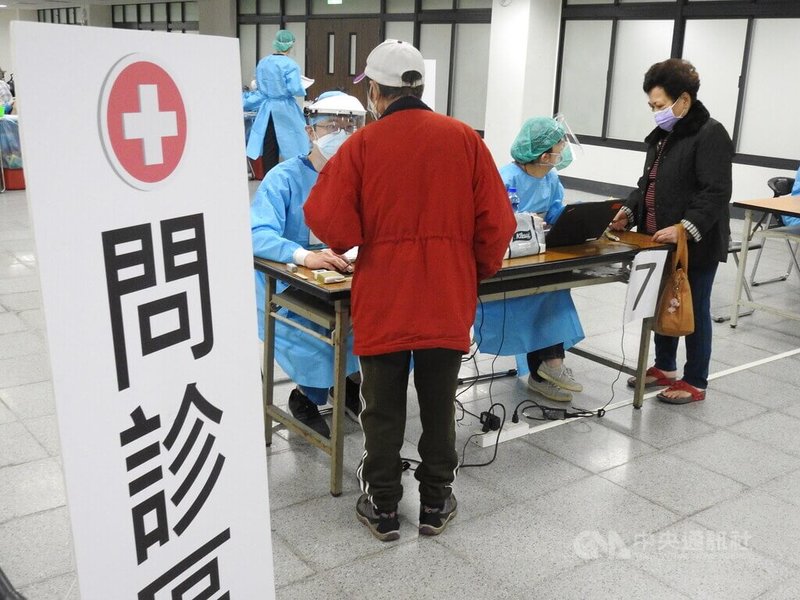本土COVID-19疫情持續延燒,新北市針對全市44萬7000名65歲以上長者展開第3劑疫苗施打,長者接種踴躍。中央社記者王鴻國攝 111年1月18日