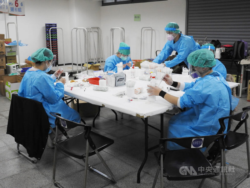 新北市針對全市44萬7000名65歲以上長者展開第3劑COVID-19疫苗接種,醫療人員專區進行疫苗準備作業。中央社記者王鴻國攝 111年1月18日