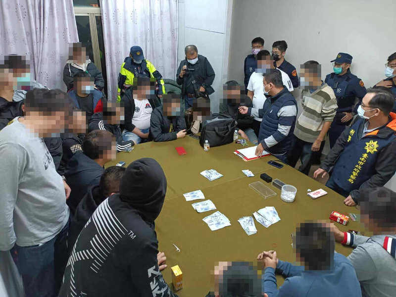 台南市警局第3分局18日凌晨破門查獲台南市安南區「天九牌」職業賭場,當場逮捕負責人及賭客共21人,訊後依法送辦裁罰。(台南市警局提供)中央社記者張榮祥台南傳真 111年1月18日