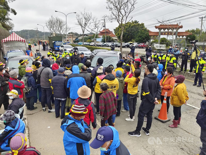 苗栗縣造橋鄉坤輿事業廢棄物掩埋場試運轉,引發業者與自救會衝突,18日有學生加入聲援,守在場區門口,以人牆阻擋,防止業者車輛進出;警方派出警力避免雙方發生衝突。中央社記者管瑞平攝 111年1月18日