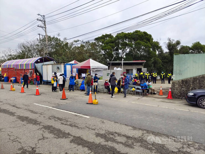 苗栗縣造橋鄉坤輿事業廢棄物掩埋場試運轉,引發業者與自救會衝突不斷,自救會成員及龍昇村部分居民18日持續守在坤輿公司門口。中央社記者管瑞平攝 111年1月18日