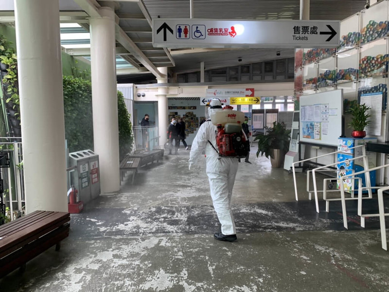 新竹市18日新增一家4口確診,其中1名10多歲女孩是竹縣義民高中學生。新竹縣政府表示,這名學生習慣下課後徒步至台鐵竹北火車站搭乘2541班次列車至北新竹站,環保局已派員針對車站及環境消毒。(新竹縣政府提供)中央社記者郭宣彣傳真 111年1月18日