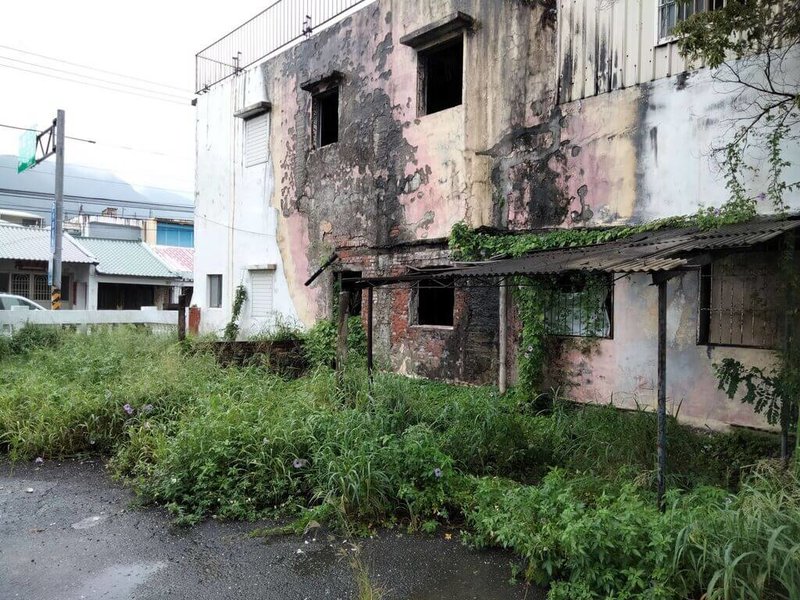 屏東恆春警分局溫泉派出所10年前因警力合併而裁撤,103年期間緊鄰隔壁民房停車棚內堆放的紐澤西護欄起火,火勢延燒民宅,最高法院判警方應賠償民宅新台幣130萬元,民宅主人申請國賠成功。(屏東縣警局提供)中央社記者郭芷瑄傳真 111年1月18日