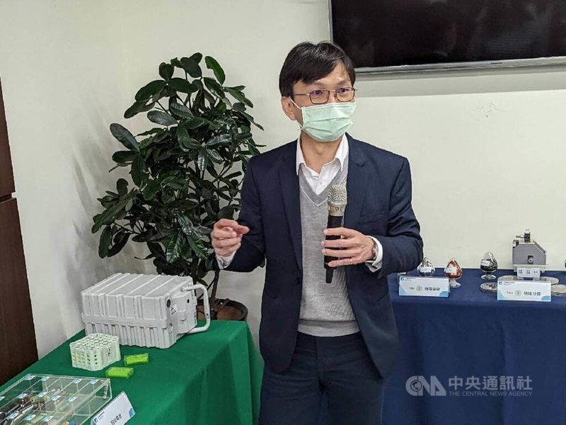 環保署資源回收管理基金管理會執行秘書王嶽斌18日表示,預估2025年二次鋰電池廢棄量將達1100公噸,因此與工研院合作研發分選及純化技術,希望能將電池中鈷、鎳等原料提取再利用,提高原料價值,且過程不需燃燒,可進一步減少空污。中央社記者張雄風攝 111年1月18日