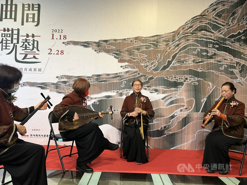 文化部文化資產局18日舉辦「曲間觀藝-1916工坊培育成果展」開幕式,邀請南管戲曲保存者林吳素霞(右)等人演出。中央社記者郝雪卿攝 111年1月18日