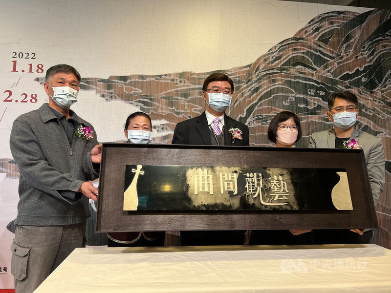 文化部文化資產局18日起舉辦「曲間觀藝-1916工坊培育成果展」,匯集傳習課程學員的56件作品,盼能讓大家共同關注傳統工藝的保存與傳承,展期將至2月28日。中央社記者郝雪卿攝 111年1月18日