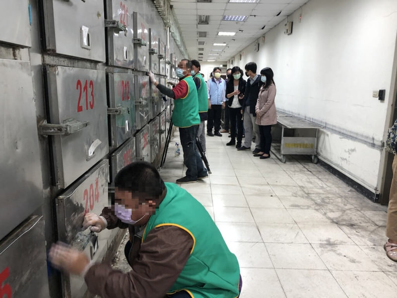 高雄市政與檢方110年底議定判決有罪或緩起訴的酒駕者到殯儀館服勞務,高雄地檢署18日送首批11人到殯儀館火化場、往生室、入殮室等場所執行勞動。(高雄市殯葬管理處提供)中央社記者蔡孟妤傳真 111年1月18日