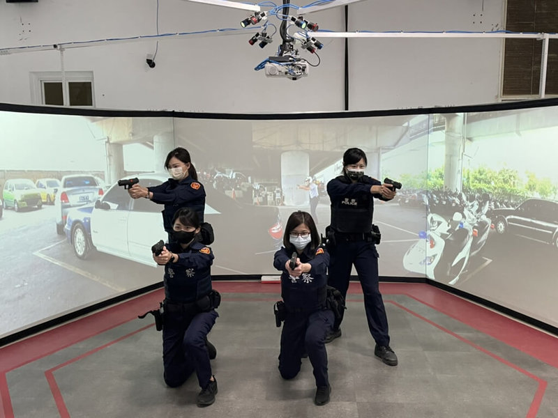 警政署斥資新台幣1500萬元在屏東縣警局建置互動式情境模擬靶場,讓員警身歷其境面對四周危險情境互動演練,強化警員執法時的臨場反應。(屏東縣警局提供)中央社記者郭芷瑄傳真 111年1月18日