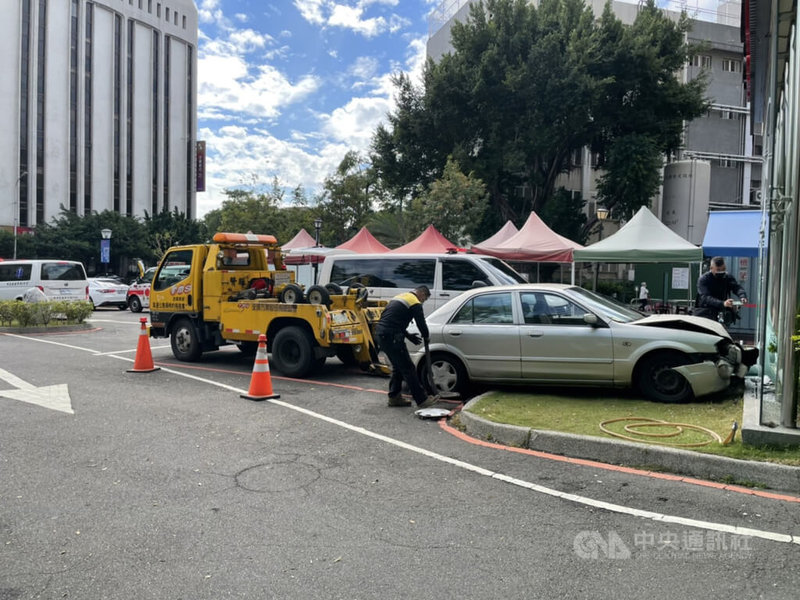 79歲廖姓男子18日駕駛自小客車前往衛福部台中醫院時,疑因身體不適、誤踩油門,直接撞上醫院外的玻璃牆,警方獲報到場處理,並通知拖吊車將車輛移置。(翻攝照片)中央社記者蘇木春傳真 111年1月18日