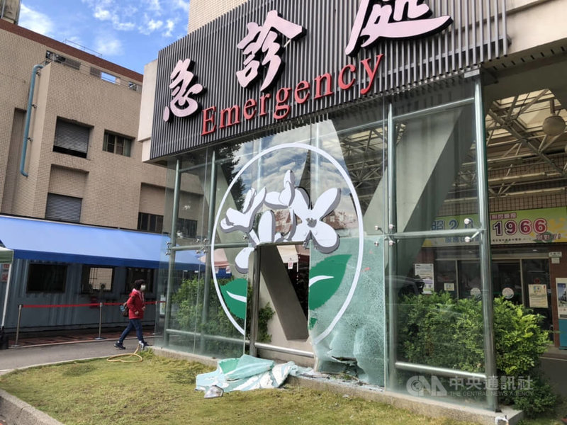 79歲廖姓男子18日駕駛自小客車前往衛福部台中醫院時,疑因身體不適、誤踩油門,直接撞上醫院外的玻璃牆,玻璃碎片散落一地。(翻攝照片)中央社記者蘇木春傳真 111年1月18日