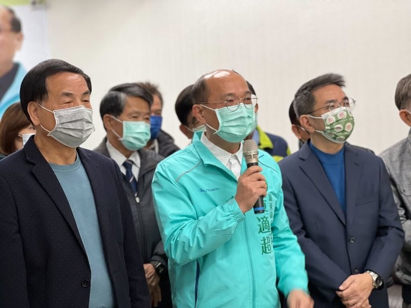 前宜蘭縣副縣長黃適超(前中)18日在有意爭取民進黨宜蘭縣長提名的宜蘭市長江聰淵(前右)等人現身力挺下,宣布參加民主進步黨羅東鎮長初選。(黃適超陣營提供)中央社記者沈如峰宜蘭縣傳真 111年1月18日