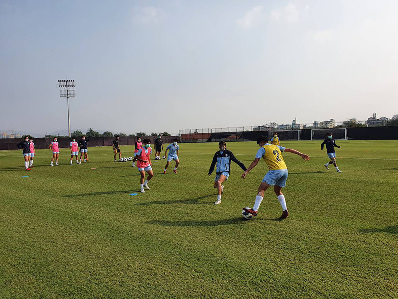 台灣女子足球代表隊正在印度孟買,準備征戰2022女子亞洲盃足球賽。圖為台灣隊選手17日戴著口罩練球,減低感染COVID-19風險。(中華民國足球協會提供)中央社記者林行健新德里傳真 111年1月18日