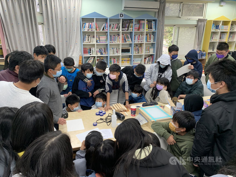 藝術家以馬祖島嶼常受霧氣影響為發想創作,並將創作概念帶入校園,示範感濕油墨操作方式,讓學生體驗作品遇濕浮現,風乾又消散的概念。中央社記者邱筠攝 111年1月18日