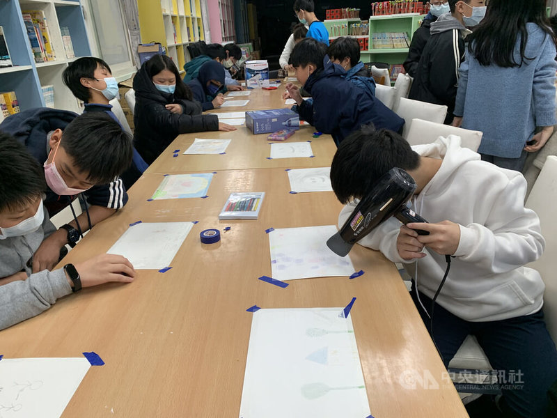 馬祖生活常受「霧」影響,藝術家丁建中以藝術概念呈現島嶼生活特徵,並將創作概念帶入校園,介壽國民中小學學生透過繪畫與感濕油墨操作體驗,感受多元藝術體驗形式。中央社記者邱筠攝 111年1月18日