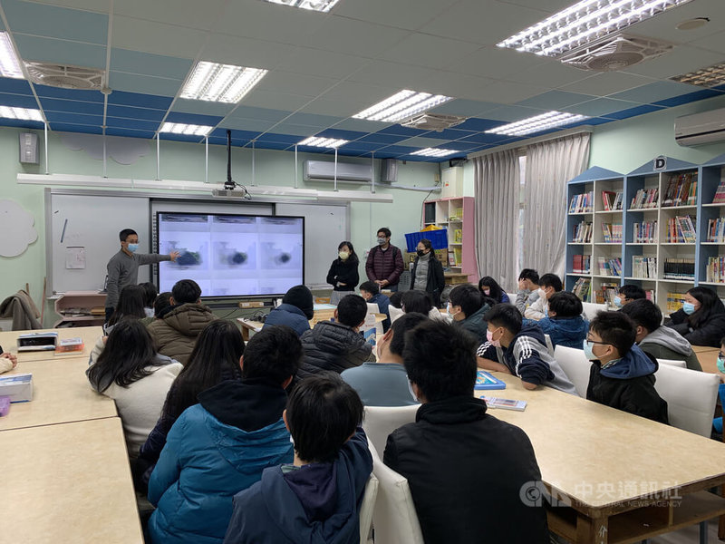地下工事展覽藝術家丁建中(後左),以馬祖島嶼常受霧氣影響為發想創作「靜候之景:馬祖列嶼」,將在馬祖南竿77據點展出。為讓藝術結合地方,前往連江縣立介壽國民中小學帶領藝術工作坊。中央社記者邱筠攝 111年1月18日