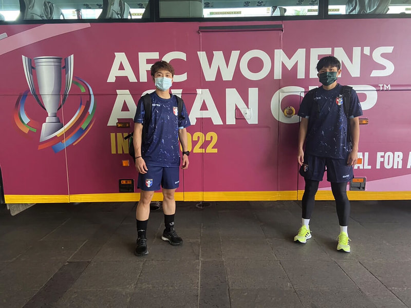 台灣女足代表隊20日亞洲盃首戰將迎戰中國隊,總教練越後和男18日說,在旅日球員蔡明容(左)與程思瑜(右)加入後,球隊士氣大振。(中華民國足球協會提供)中央社記者黃巧雯傳真 111年1月18日
