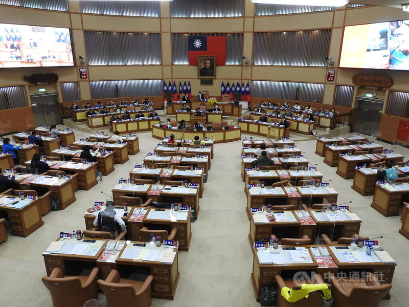 新北市議會18日審查並三讀通過「新北市公民投票自治條例」修正案,地方性公民投票案提案門檻下修,將送中央選舉委員會轉行政院備查後,發布施行。中央社記者王鴻國攝 111年1月18日