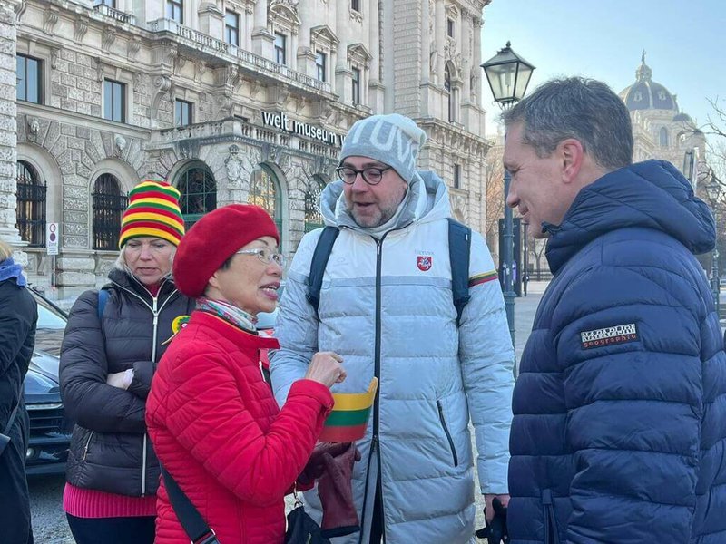 駐奧地利代表張小月13日與立陶宛駐奧地利大使庫斯利斯(中)、立陶宛常駐維也納國際組織代表團團長威爾巴(右)參加維也納舉行的立陶宛自由捍衛者日活動。(駐奧地利代表處提供)中央社記者林育立柏林傳真 111年1月18日