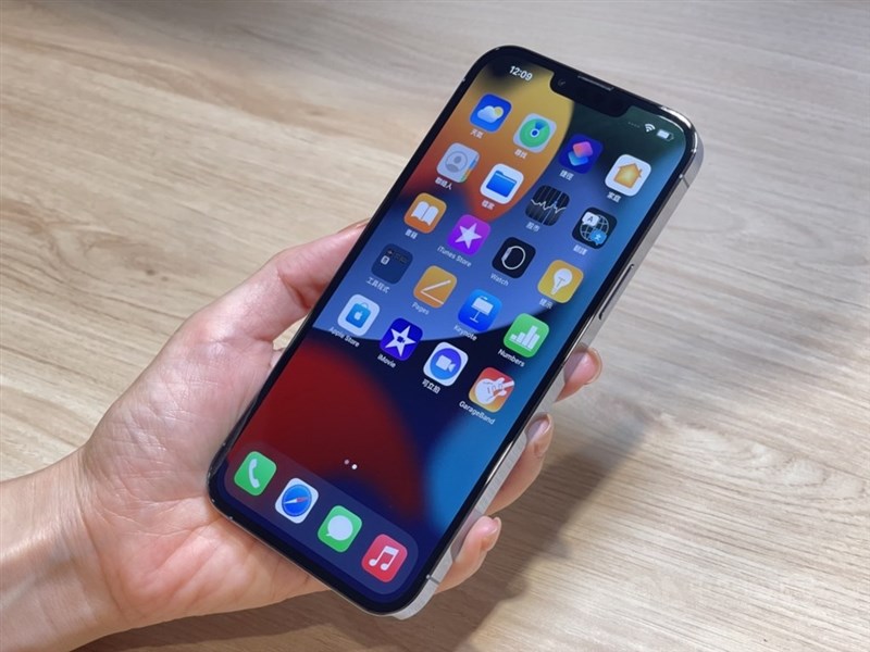 國外科技網站實測發現,蘋果iOS 15、iPadOS 15的瀏覽器Safari出現程式錯誤,用戶的瀏覽紀錄、Google帳號、密碼等機密資訊可能會洩漏。(中央社檔案照片)