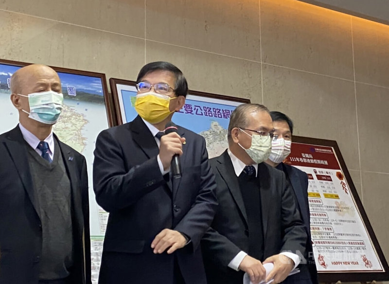 交通部長王國材(左2)18日表示,目前台灣燈會仍如期舉辦,相關事項都按照原來時程進行。中央社記者余曉涵攝 111年1月18日
