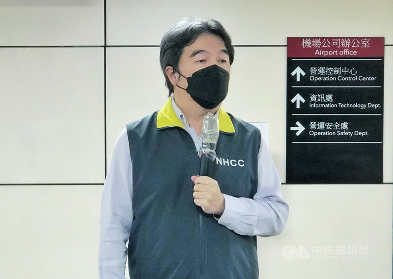 桃園國際機場前進指揮所指揮官王必勝(圖)18日上午受訪表示,不敢樂觀看待桃機疫情;最主要還是要看先前確診防疫人員的感染鏈,假設是新的、是被其他旅客感染,不是原來的傳染鏈,就可以比較放心。中央社記者吳睿騏桃園機場攝 111年1月18日
