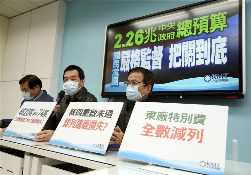 國民黨立法院黨團18日舉行「2.26兆中央政府總預算 國民黨團嚴格監督 把關到底」記者會,總召費鴻泰(中)、立委賴士葆(右)、曾銘宗(左)出席。費鴻泰批評民進黨是「完全執政、完全放水」。中央社記者郭日曉攝 111年1月18日