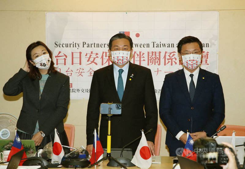 台日安保夥伴關係論壇18日在立法院透過視訊舉行,民進黨立委林靜儀(左)、王定宇(中)、趙天麟(右)等人出席。中央社記者郭日曉攝 111年1月18日