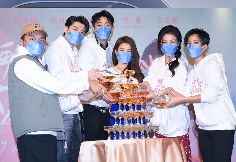 電影「再說一次我願意」18日晚間首映,導演稅成鐸(左起)及演員侯彥西、蔡凡熙、郭書瑤、方文琳、莫莉出席,並分享拍攝點滴及戲外感情觀。(皮諾丘電影提供)中央社記者王心妤傳真 111年1月18日