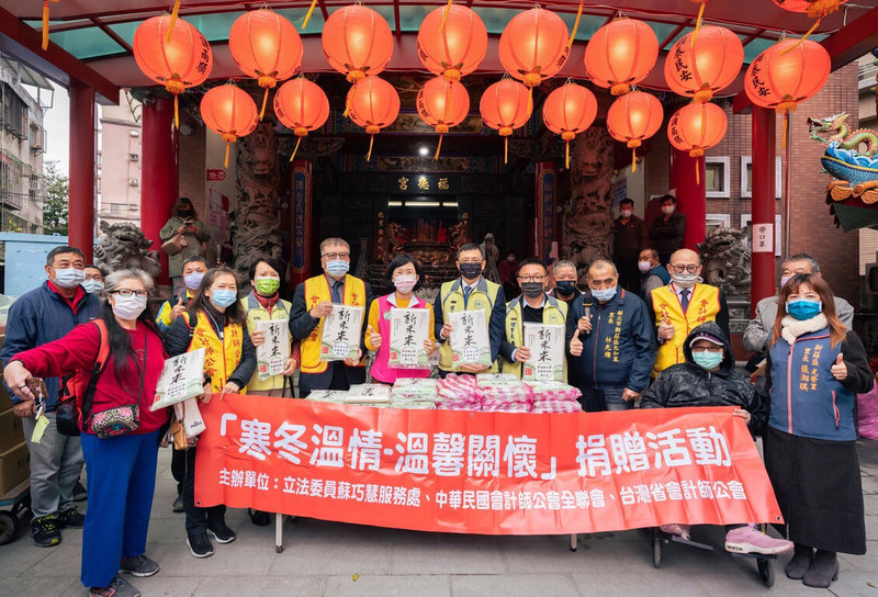 農曆新年將屆,立法委員蘇巧慧(前左5)18日和會計師公會全國聯合會等單位合作,協助贈送1000包白米給弱勢族群,讓民眾感受年節的溫暖。(蘇巧慧辦公室提供)中央社記者王鴻國傳真 111年1月18日