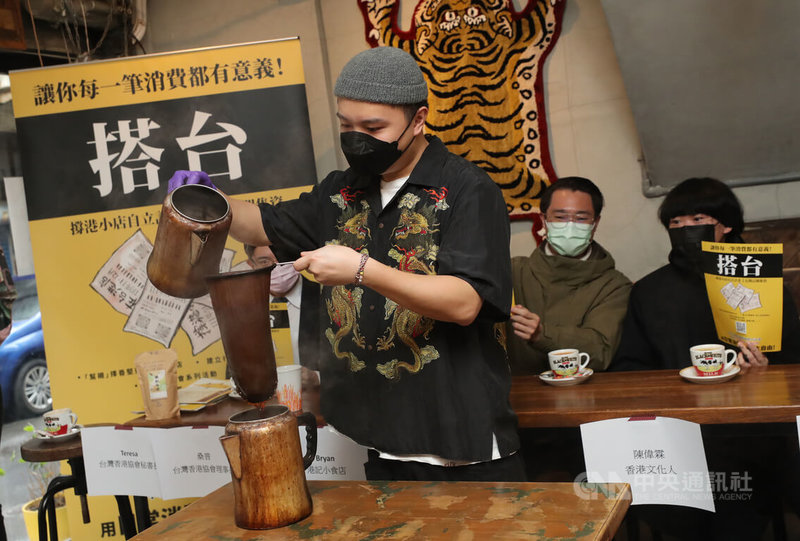 台灣香港協會18日宣布啟動「搭台」撐港小店自立計畫,小額長期訂閱的支持者可獲得店家消費優惠或回饋品,募資所得部分將用來訓練推廣人才、提供包裝與宣傳,幫助小店取得更多曝光,希望形成台港社群間「善的循環」。中央社記者裴禛攝 111年1月18日