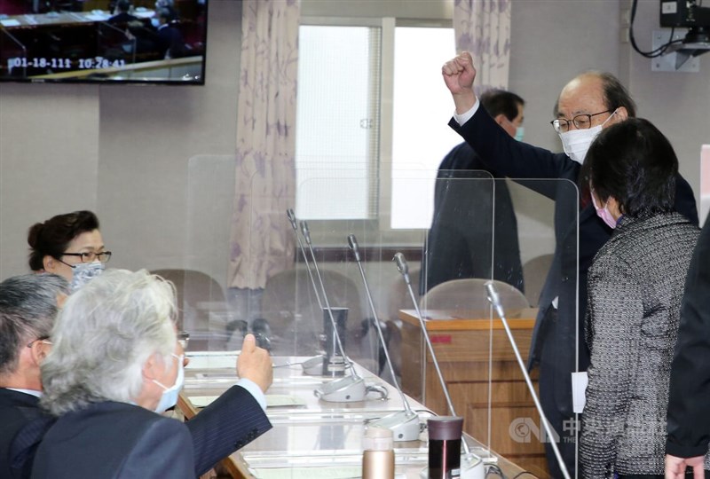 立法院長游錫堃18日召開朝野黨團研商「111年度中央政府總預算案」(公務預算部分),民進黨團總召柯建銘(後右)進入會場時向列席官員加油打氣。中央社記者郭日曉攝 111年1月18日