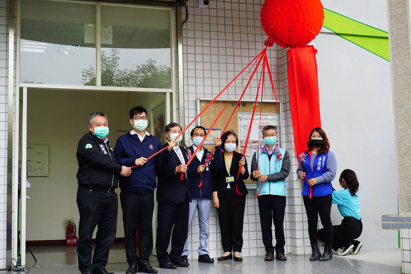 高雄路竹區首間日照中心18日揭牌開幕,可收托最多60名長輩,市長陳其邁(左2)和副市長林欽榮(左4)等人出席揭牌暨開幕儀式。(讀者提供)中央社記者洪學廣傳真 111年1月18日