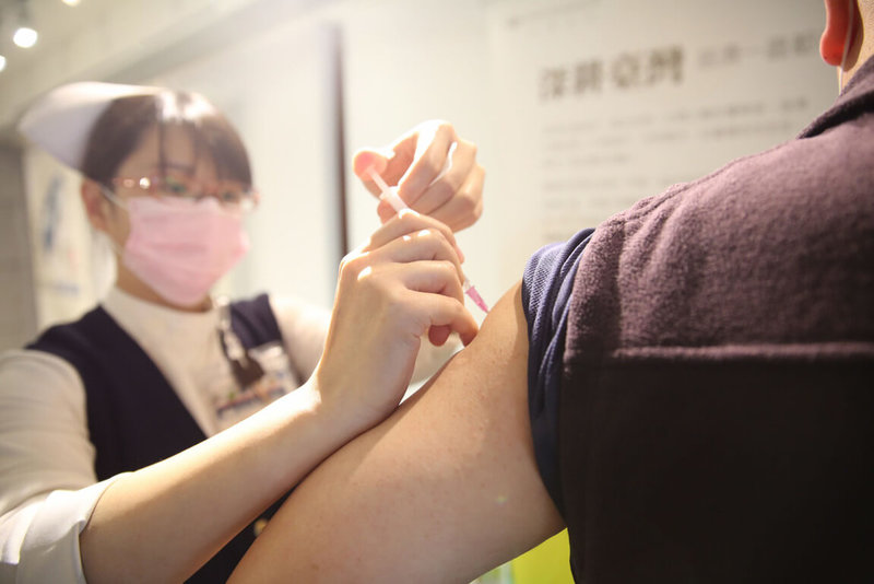 COVID-19疫情變化,花蓮長者、警消追加劑等專案開打,由於年節期間警察接觸的人比平常更多,有必要接種追加劑疫苗。(花蓮慈濟醫院提供)中央社記者李先鳳傳真 111年1月18日