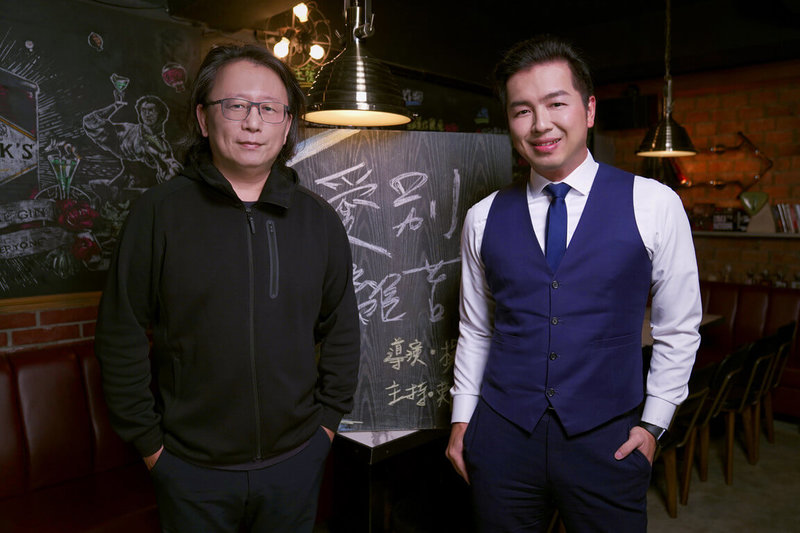 金馬導演楊力州(左)日前接受MOMOTV節目「E!Studio藝鏡到底」Talk一杯主持人鄭偉柏(右)專訪,暢談新作「愛別離苦」幕後創作故事。(MOMOTV提供)中央社記者葉冠吟傳真 111年1月18日