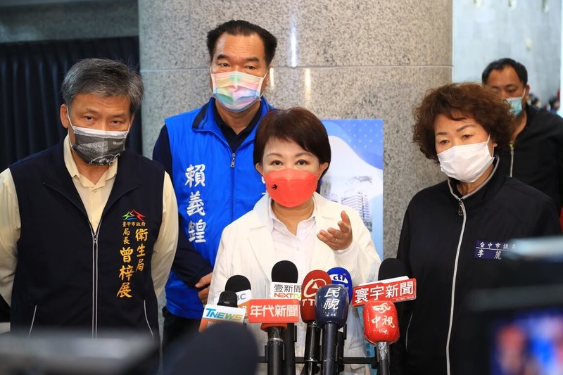 對於台中市是否會取消餐廳內用,市長盧秀燕(前中)18日表示,台中市目前沒有本土個案,但因Omicron變異株傳染速度快,市府不敢掉以輕心,會隨疫情滾動式檢討,努力掌控疫情維持現況。(台中市政府提供)中央社記者郝雪卿傳真 111年1月18日