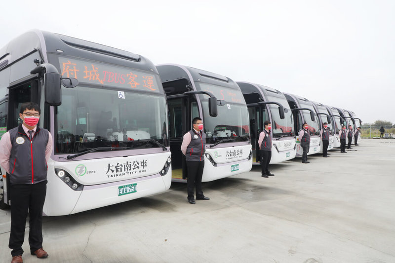 台南市5路電動公車18日啟用,15輛配備ADAS先進駕駛輔助系統的電動公車將陸續上線。(台南市政府提供)中央社記者張榮祥台南傳真 111年1月18日