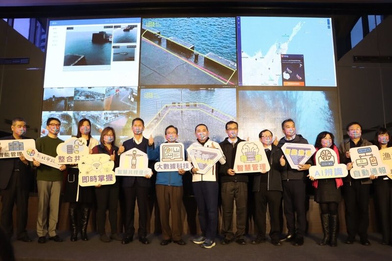 新北市長侯友宜(中)18日主持新北市智能漁港系統啟用儀式,他表示,新北市有28個漁港,透過智能漁港管理中心,可以AI影像辨識、定位系統及岸水岸電的補給系統,讓漁船、漁民透過大數據分析快速進出。(農業局提供)中央社記者王鴻國傳真 111年1月18日