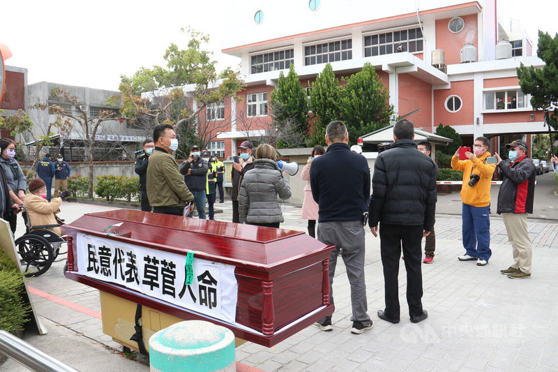 苗栗縣造橋鄉坤輿事業廢棄物掩埋場為進行試運轉與自救會爆發衝突,業者18日下午抬棺到苗栗縣警局抗議警方執法不公。中央社記者管瑞平攝 111年1月18日