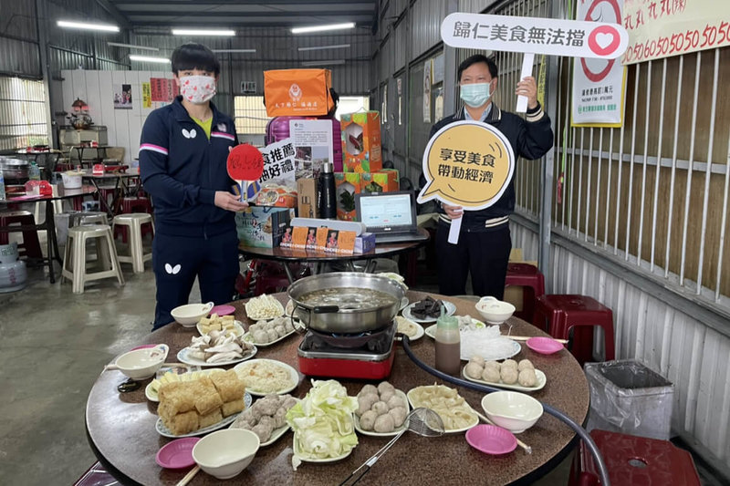 台南市歸仁區公所舉辦「美食行銷三部曲活動」,18日辦理抽獎,邀請桌球好手鄭怡靜(左)擔任嘉賓,並加碼捐贈簽名桌球拍。鄭怡靜表示,每次回到故鄉都會吃牛肉湯、薑母鴨等美食,也推薦給大家。(歸仁區公所提供)中央社記者楊思瑞台南傳真 111年1月18日