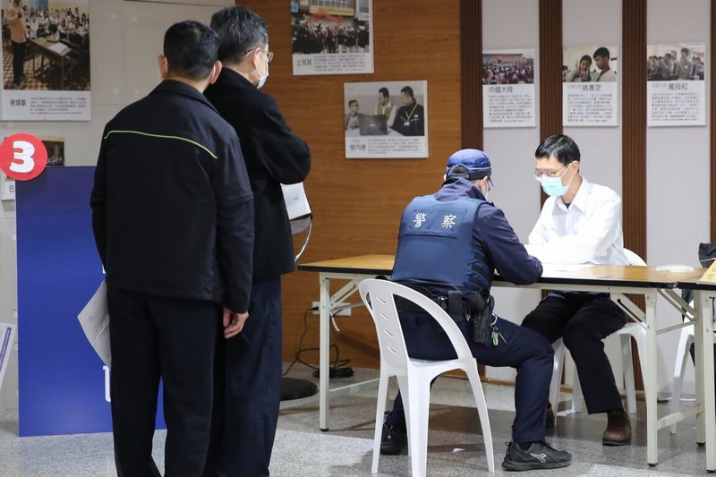 花蓮慈濟醫院承接花蓮縣長者、警消追加劑等專案,18日、19日預計為近1000名警消人員施打莫德納及BNT疫苗追加劑。(花蓮慈濟醫院提供)中央社記者李先鳳傳真 111年1月18日