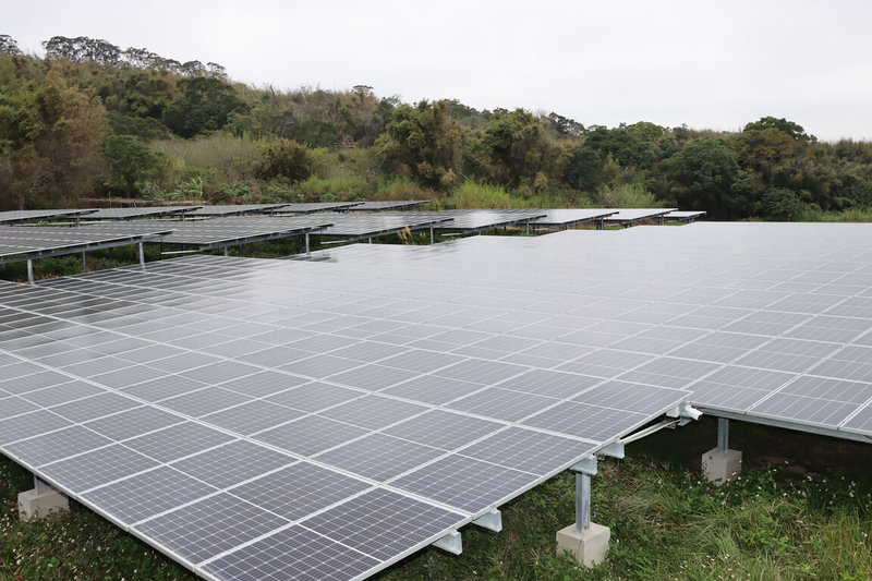 為推動環保綠能,苗栗縣政府18日舉辦太陽光電案場觀摩會,藉分享已成功營運案場經驗,落實光電案場的生態友善措施,降低開發造成生活環境衝擊。(苗栗縣政府提供)中央社記者管瑞平傳真 111年1月18日
